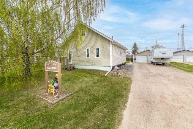 402 2 Nd Street W, Home with 3 bedrooms, 1 bathrooms and null parking in Maidstone SK | Image 2