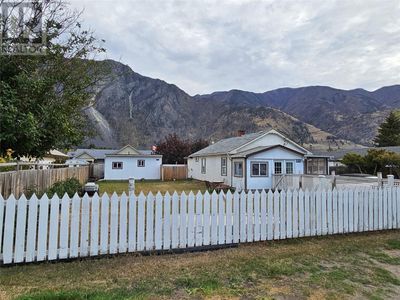 811 6th Ave, House other with 2 bedrooms, 1 bathrooms and 3 parking in Keremeos BC | Image 1