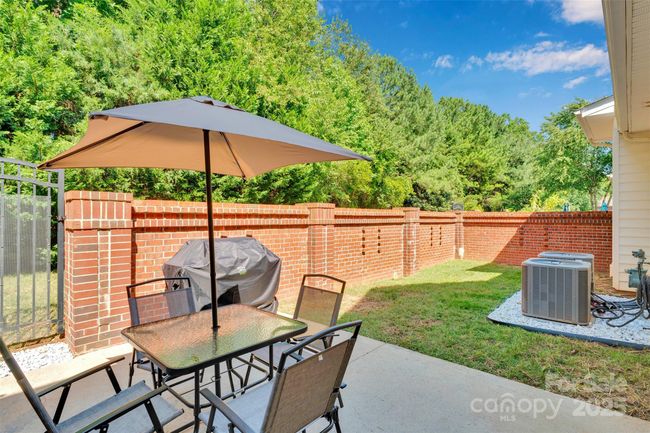 Back Patio & Yard | Image 5