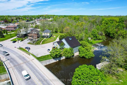 141 High St, Georgina, ON, L0E1R0 | Card Image