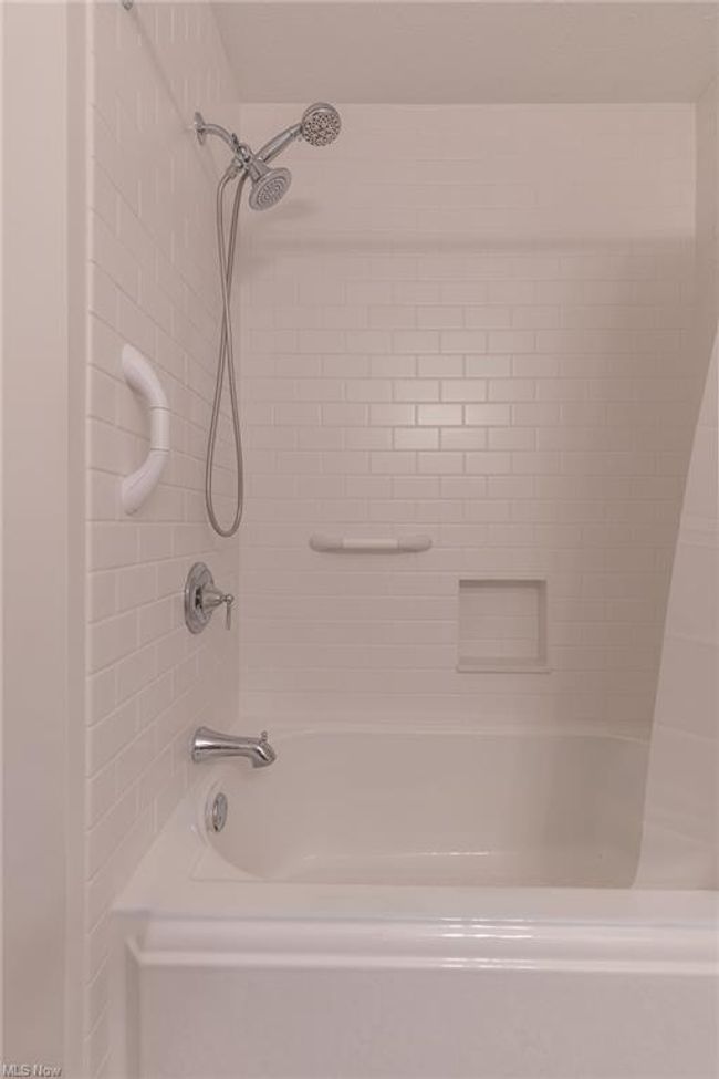 Tiled Tub/Shower Combo | Image 21