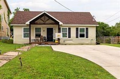 View of front of home with a front yard | Image 1