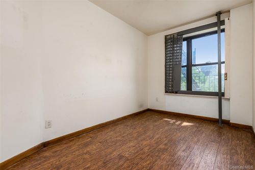 22-95 S 10th St, Brooklyn, NY, 11249-7021 | Card Image