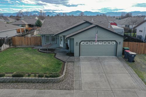 2460 Jeremy St, Central Point, OR, 97502-3590 | Card Image