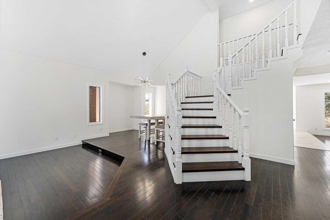 919 Shawnee Dr Sw, House other with 5 bedrooms, 4 bathrooms and 4 parking in Calgary AB | Image 4