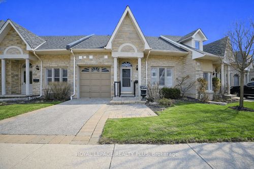 7-1010 Cristina Crt, Mississauga, ON, L5J4T7 | Card Image