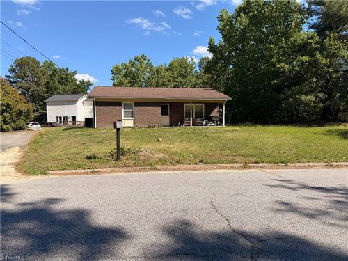 504 Lynn Dr, Thomasville, NC, 27360-2740 | Card Image