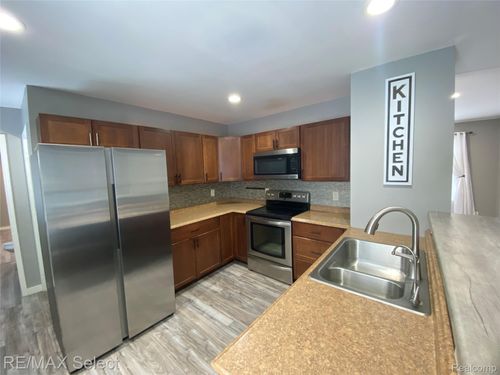 1418 Houston Dr, Swartz Creek, MI, 48473-9712 | Card Image