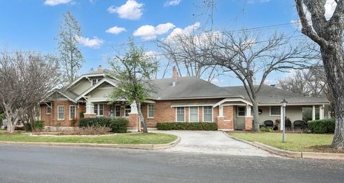 101 E Hackberry St, Fredericksburg, TX, 78624-3915 | Card Image