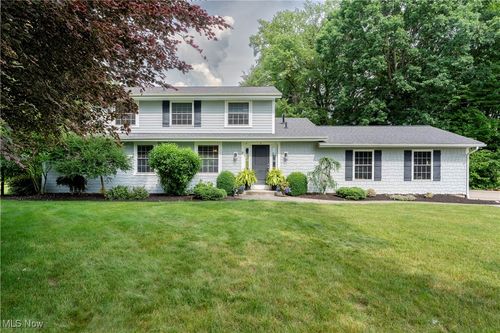 2 West Dr, Hartville, OH, 44632-8895 | Card Image