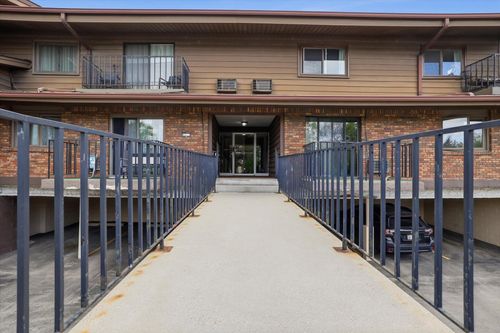 4075 S 84th St, Greenfield, WI, 53228-2333 | Card Image