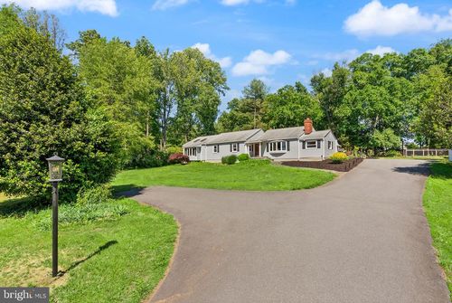 815 Seneca Rd, GREAT FALLS, VA, 22066-1321 | Card Image