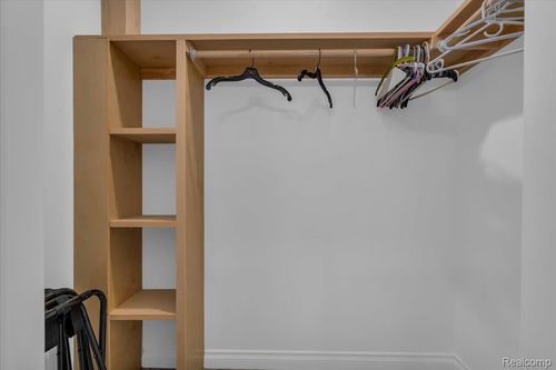 ph5-166 Oak St, Wyandotte, MI, 48192-5154 | Card Image