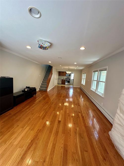 33 202nd St, Bayside, NY, 11361-1143 | Card Image