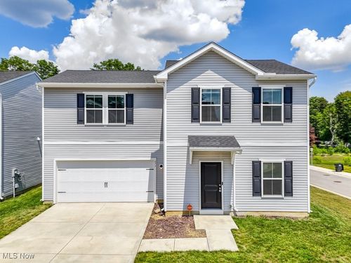 677 Crossings Ln, Akron, OH, 44320-3028 | Card Image
