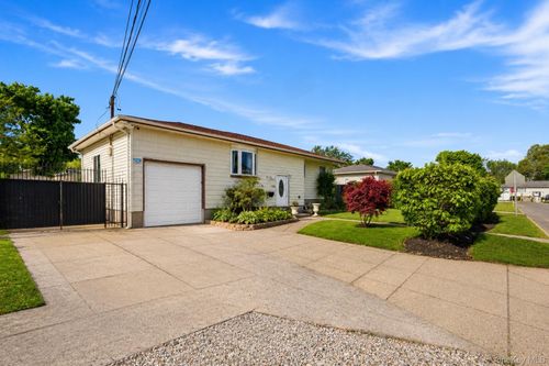 313 2nd Ave, Brentwood, NY, 11717-5021 | Card Image