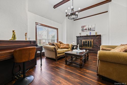 6 Dubonnet Rd, Valley Stream, NY, 11581-3422 | Card Image