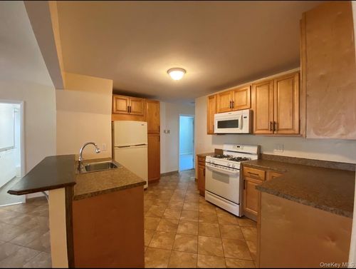 8 Birchwood Ave, Nanuet, NY, 10954-5973 | Card Image