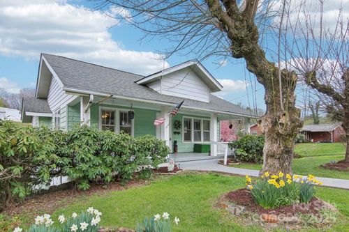 21 Henry Dr, Clyde, NC, 28721-8005 | Card Image