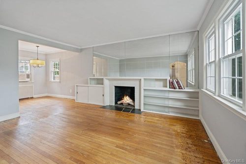 28 Redwood Rd, New Hyde Park, NY, 11040-3351 | Card Image