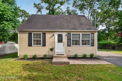 516 Middle Ln, Howell, NJ, 07731-1917 | Card Image