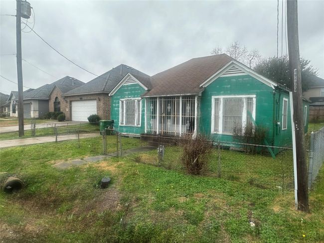 8110 Gladstone St, House other with 3 bedrooms, 1 bathrooms and null parking in Houston TX | Image 4