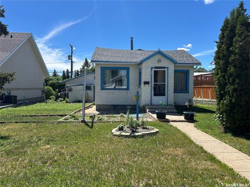 929 Brown St, Moose Jaw, SK, S6H2Z1 | Card Image
