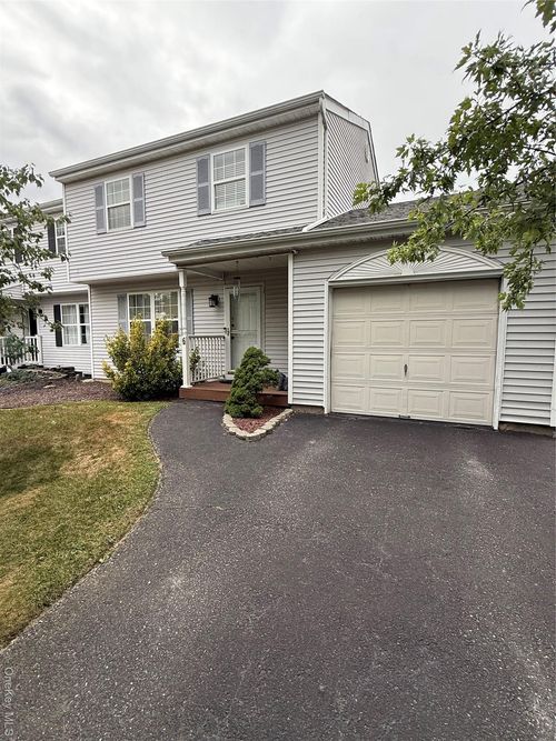 6 E Walnut St, Islip, NY, 11751-2213 | Card Image