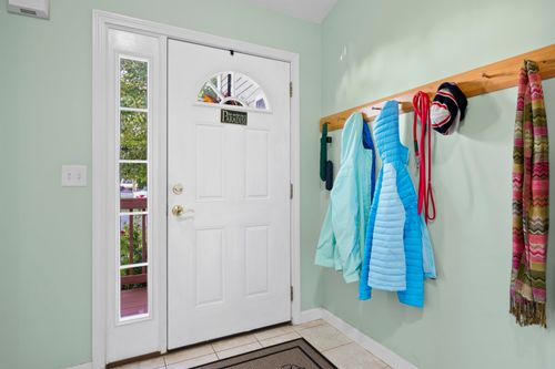 10 Cascade Cir, Merrimack, NH, 03054-4077 | Card Image