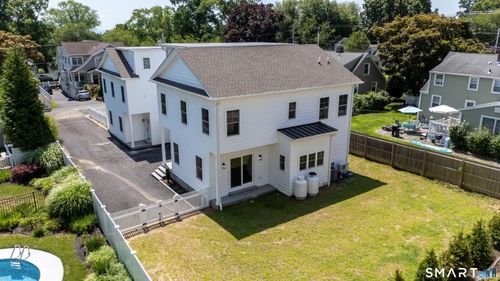 30 Country Rd, Fairfield, CT, 06824-4010 | Card Image