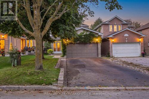 408 Flanagan Court, Newmarket (Summerhill Estates), ON, L3X2E9 | Card Image