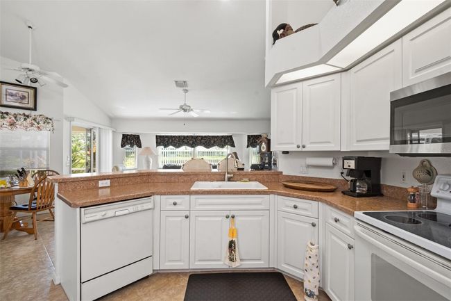 409 Bermuda Isles Circle, House other with 3 bedrooms, 3 bathrooms and null parking in VENICE FL | Image 7