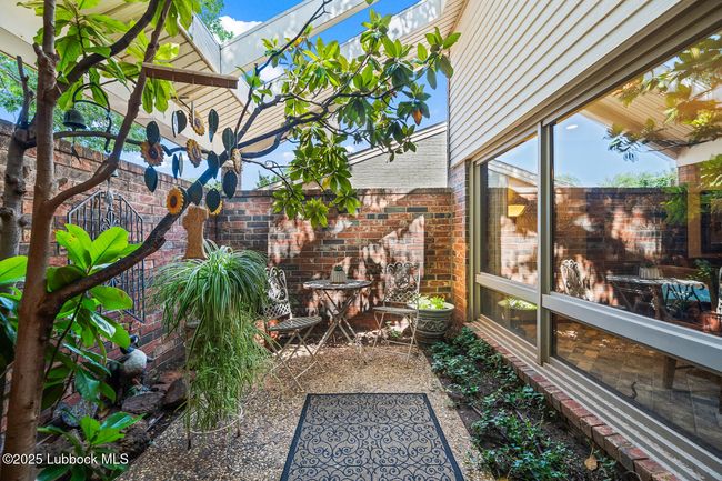 Front Courtyard | Image 5