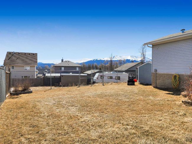 266 Mawdsley Crescent, Home with 2 bedrooms, 2 bathrooms and 3 parking in Grande Cache AB | Image 3