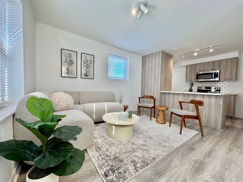 a-469 Queen St, Newmarket, ON, L3Y2H3 | Card Image