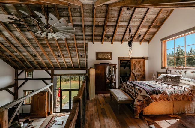 8 foot antique windmill ceiling fan adds to the ensuite bedroom | Image 28