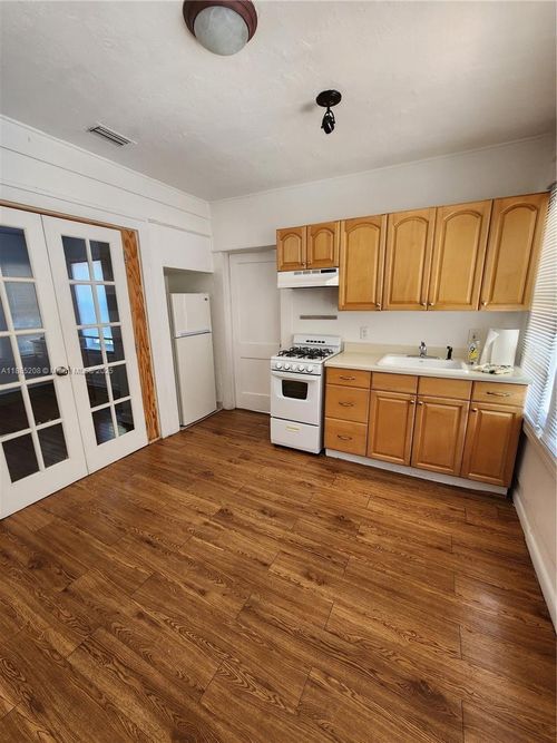 apt-2-315 Eucalyptus St, West Palm Beach, FL, 33401-3389 | Card Image