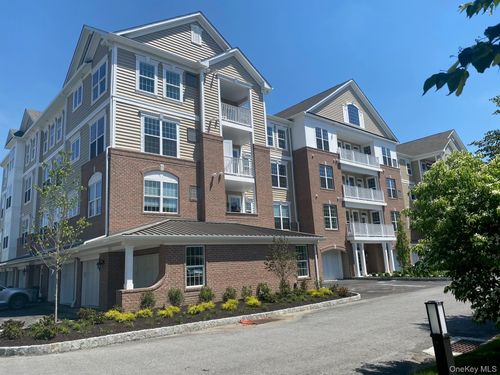 802-811 Regency Dr, Fishkill, NY, 12524-4942 | Card Image