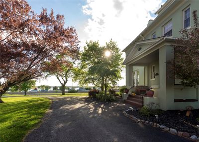 Yale Manor Inn - Entrance | Image 2