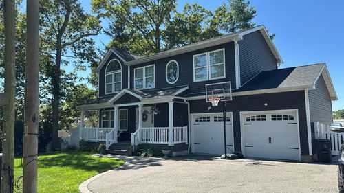 70 W 8th St, Ronkonkoma, NY, 11779-3819 | Card Image