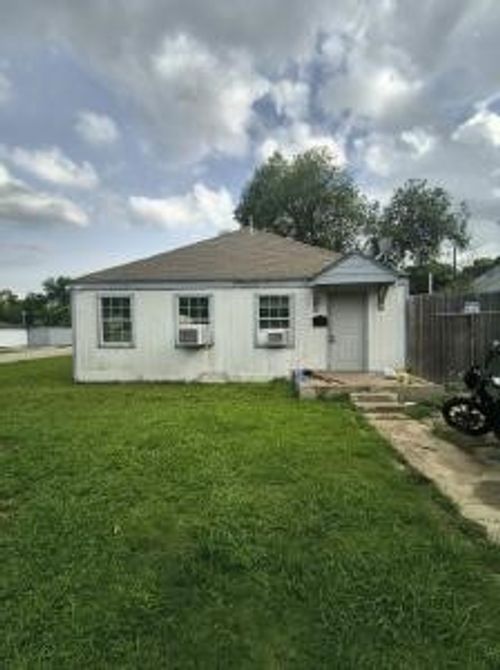2001 Nw Dallas St, Grand Prairie, TX, 75050-5016 | Card Image