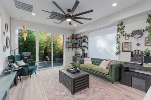 2-2703 3rd St, Austin, TX, 78702-4719 | Card Image