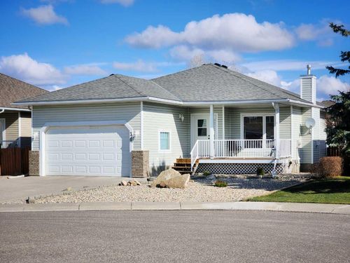 30 Skyline Crescent, Home with 3 bedrooms, 3 bathrooms and 4 parking in Claresholm AB | Card Image