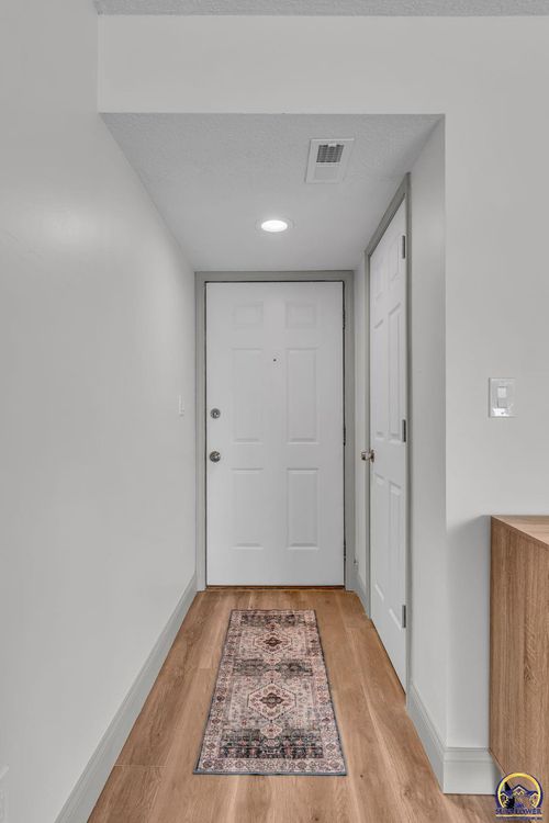 apt-3-5859 Sw 22nd Ter, Topeka, KS, 66614-1882 | Card Image