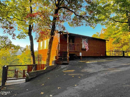 3307 Chinquapin Dr, Sevierville, TN, 37876-6459 | Card Image