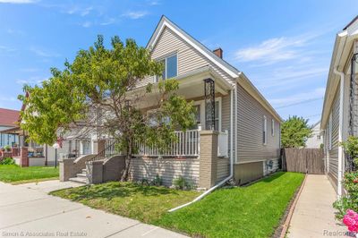 3375 Holbrook Street, Home with 3 bedrooms, 2 bathrooms and null parking in Hamtramck MI | Image 3