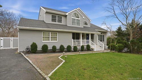 20 Stuart Ct, Hampton Bays, NY, 11946-4108 | Card Image