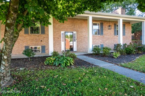402 Montvale Station Rd, Maryville, TN, 37803-5802 | Card Image