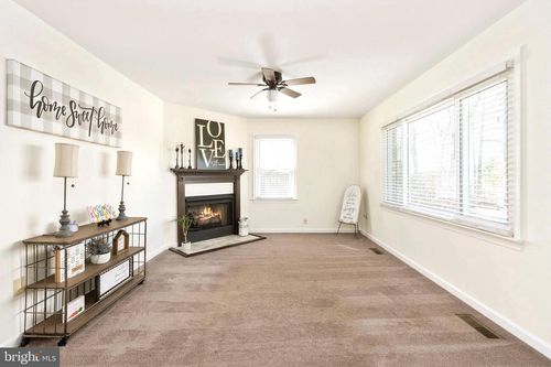 5527 Smith Station Rd, Fredericksburg, VA, 22407-9304 | Card Image