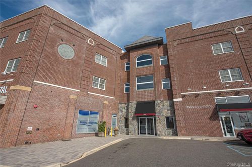 2k-50-2K Stewart Ave, Huntington, NY, 11743-2795 | Card Image